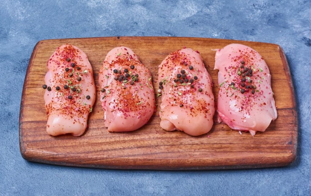 Ви помиляєтеся при приготуванні курки: ось що потрібно зробити спочатку