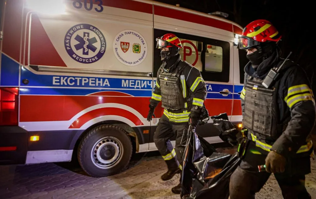 Нічний обстріл Херсона: окупанти завдали удару з РСЗВ по житлових районах, є постраждалі