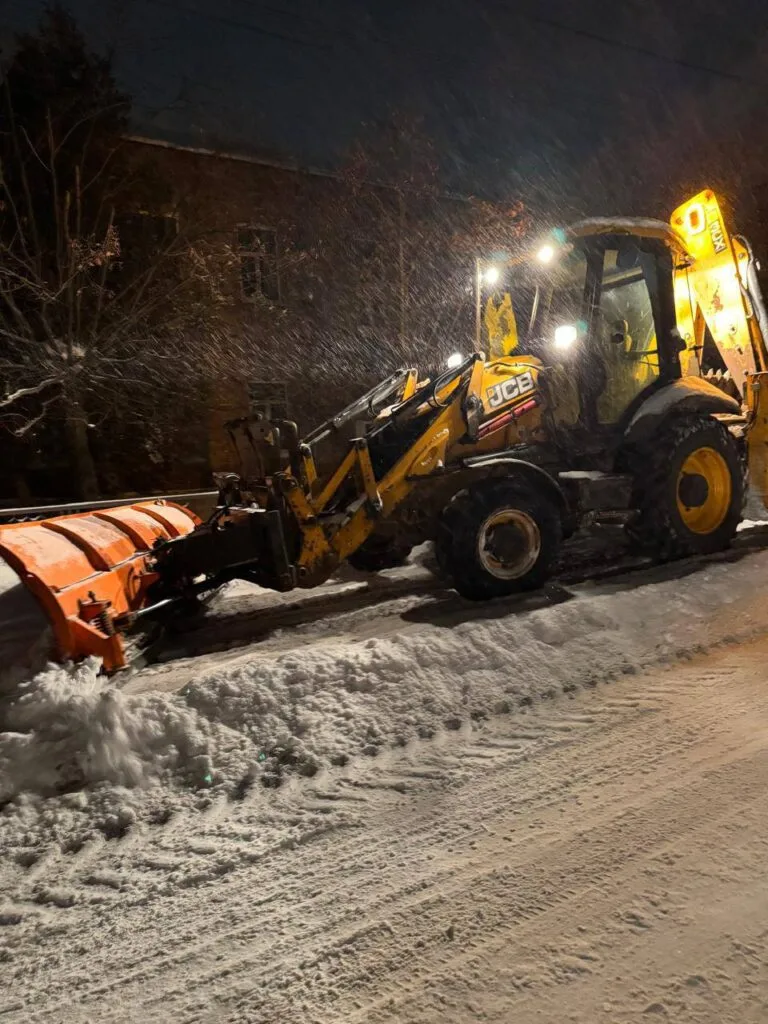 Через складні погодні умови ірпінські комунальні служби працюють у посиленому режимі з вечора минулого дня.