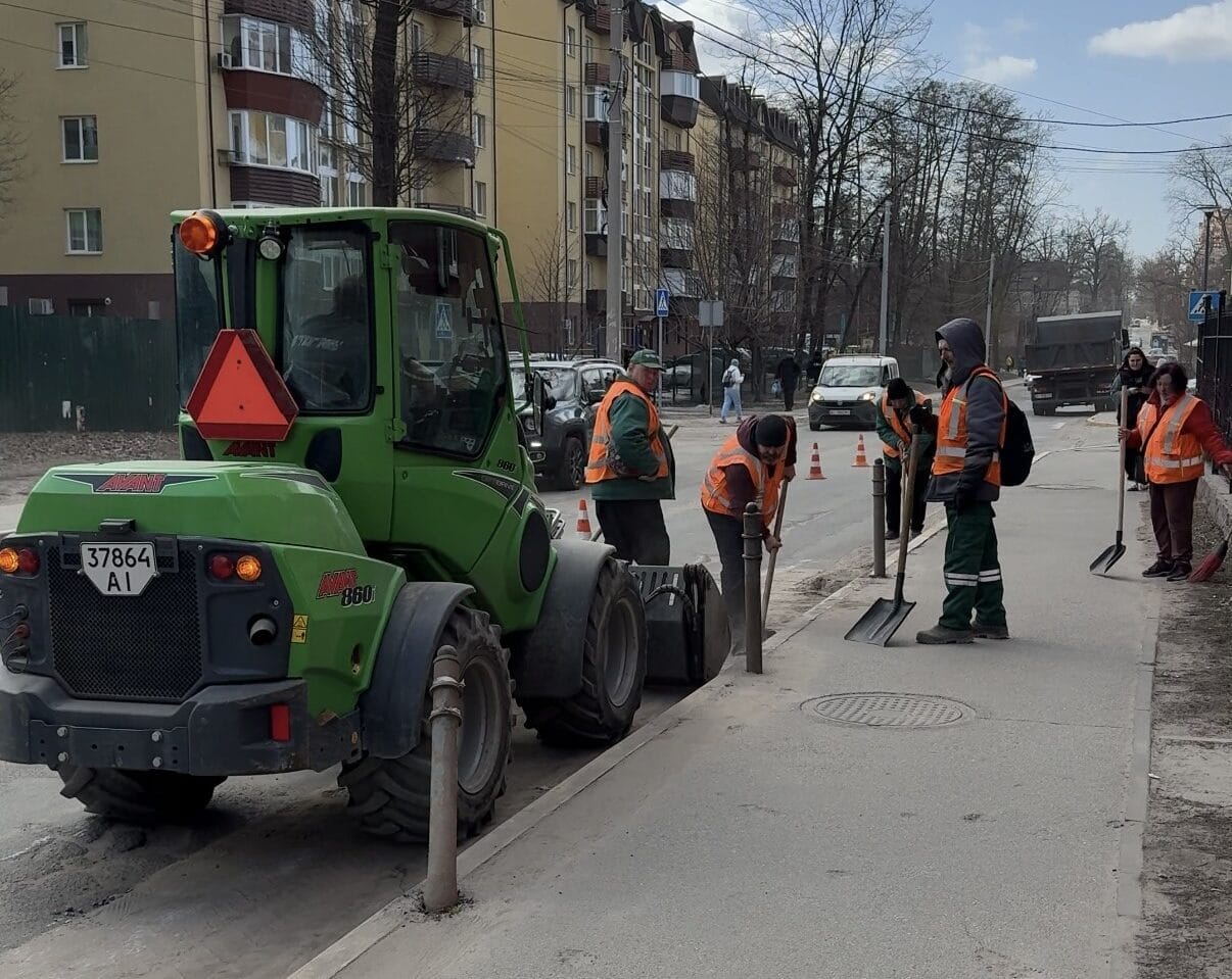 Понад 3,8 тисячі тонн піску буде прибрано в Ірпінській громаді після завершення зими: відповідні роботи вже ведуться.